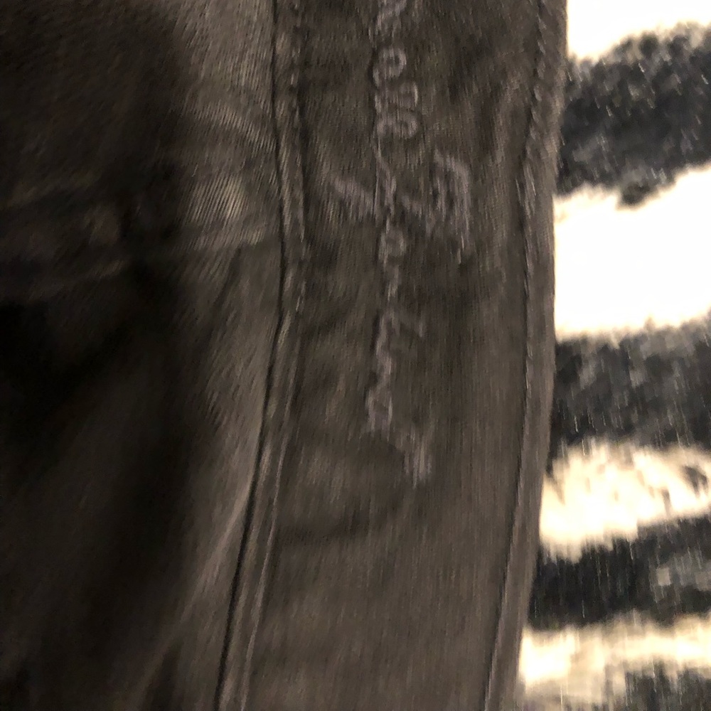 Brand is 7's.They have gun decals the back pockets. 💚🔫, and boot cut.